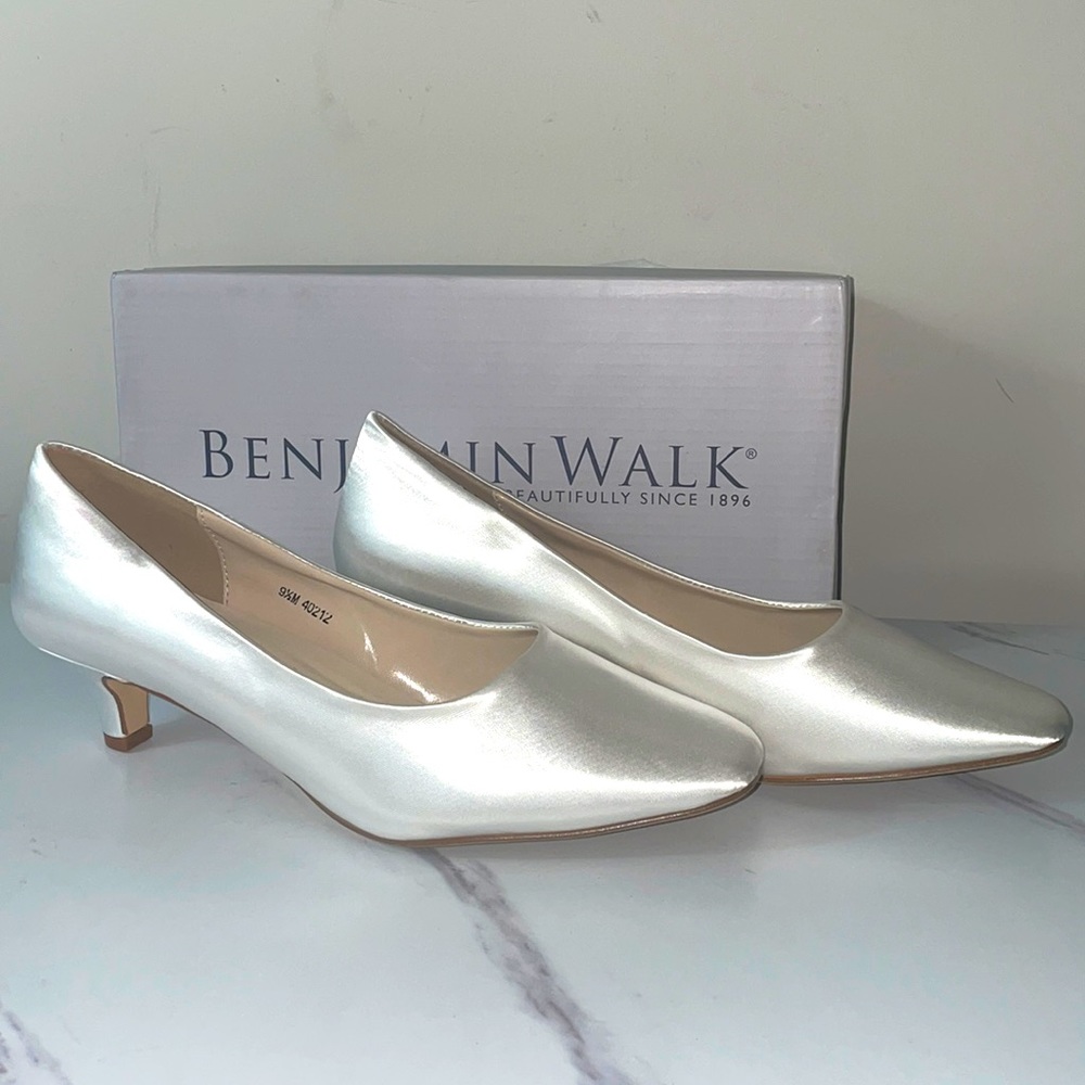 NWT Dyeables Women Abbey Pump 9.5